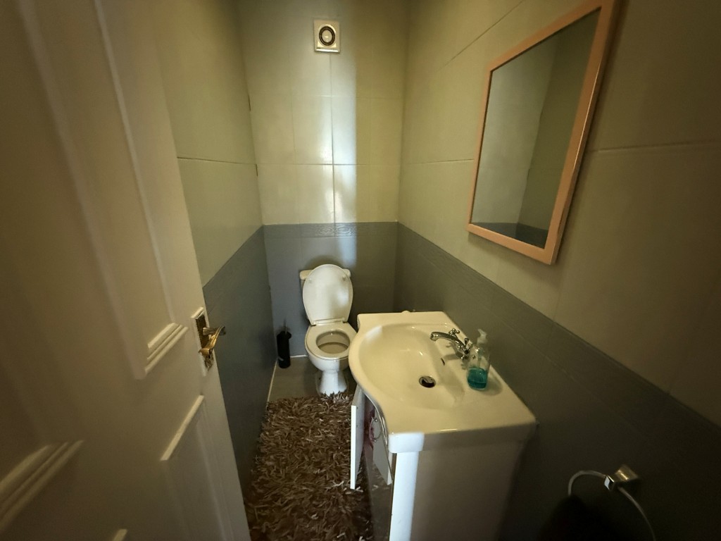 Lot: 33 - MIXED COMMERCIAL AND RESIDENTIAL INVESTMENT - WC